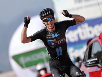 Bardet gana en solitario, López recorta unos segundos a Roglic y Eiking sigue líder de la Vuelta a España
