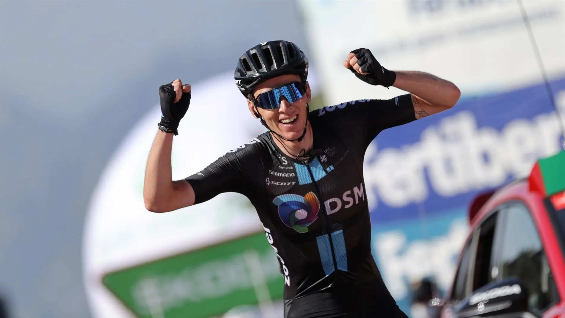 Bardet gana en solitario, López recorta unos segundos a Roglic y Eiking sigue líder de la Vuelta a España