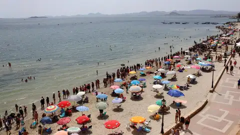 Miles de personas forman una cadena humana para protestar por el deterioro del Mar Menor Miles de personas forman una cadena humana para protestar por el deterioro del Mar Menor