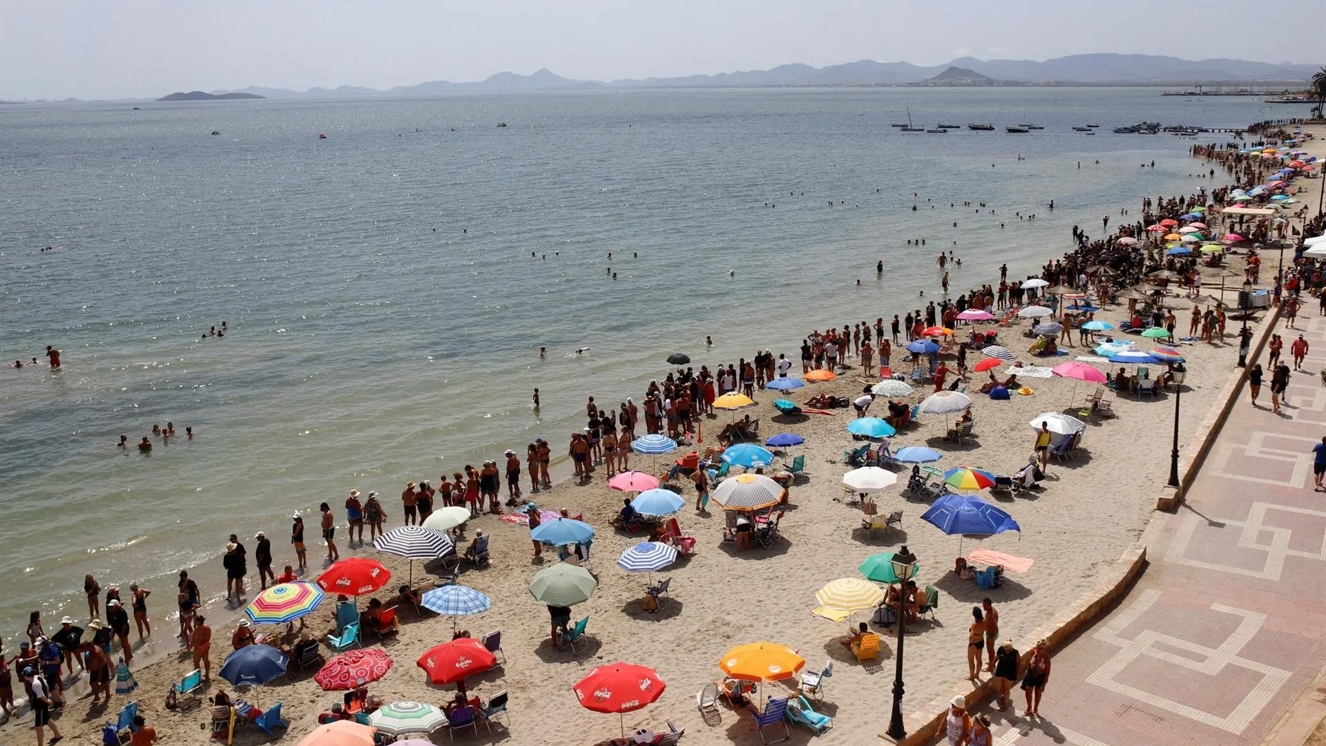 Miles de personas forman una cadena humana para protestar por el deterioro del Mar Menor