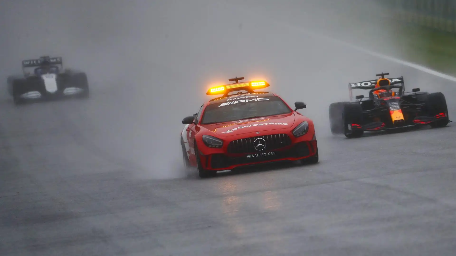 Verstappen gana en Spa la carrera más corta de la historia de la Fórmula 1 Verstappen gana en Spa la carrera más corta de la historia de la Fórmula 1