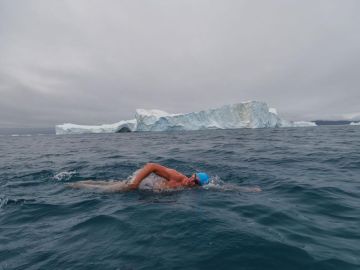 Lewis Pugh nada en "las aguas más frías de la Tierra" para concienciar contra el cambio climático