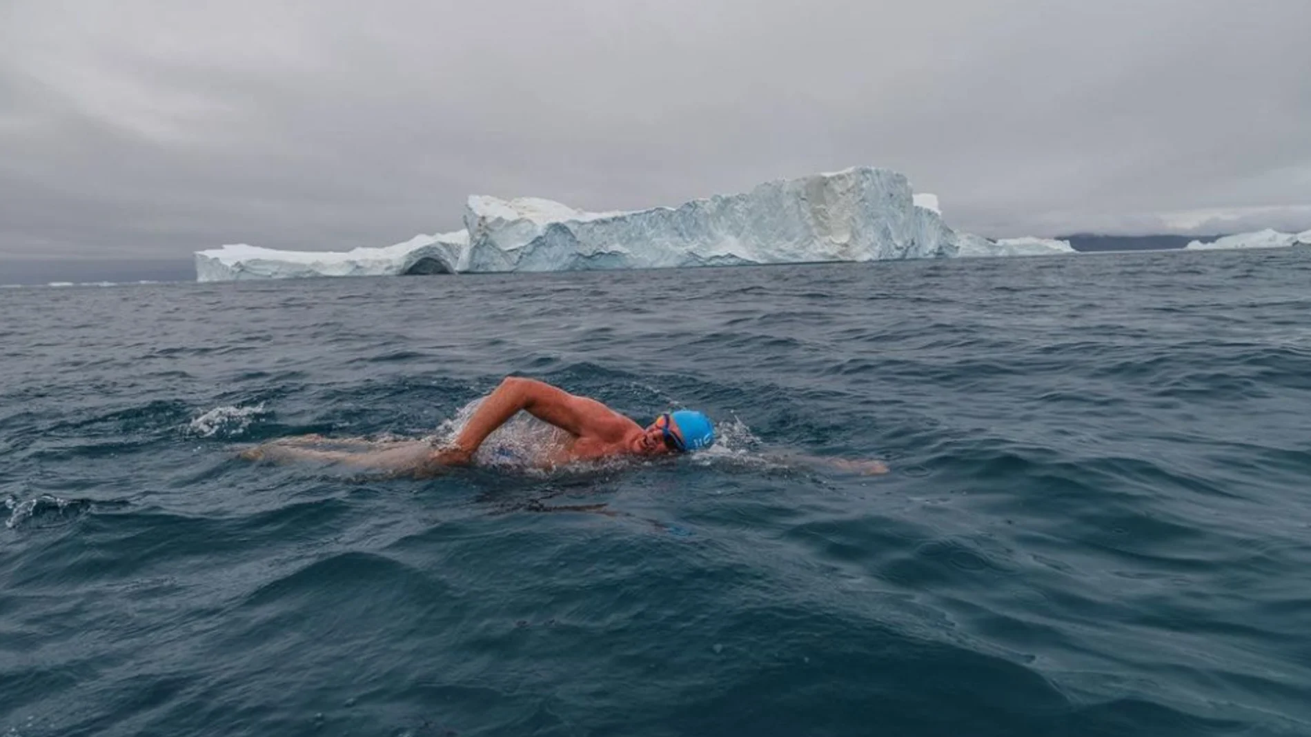 Lewis Pugh nada en "las aguas más frías de la Tierra" para concienciar contra el cambio climático
