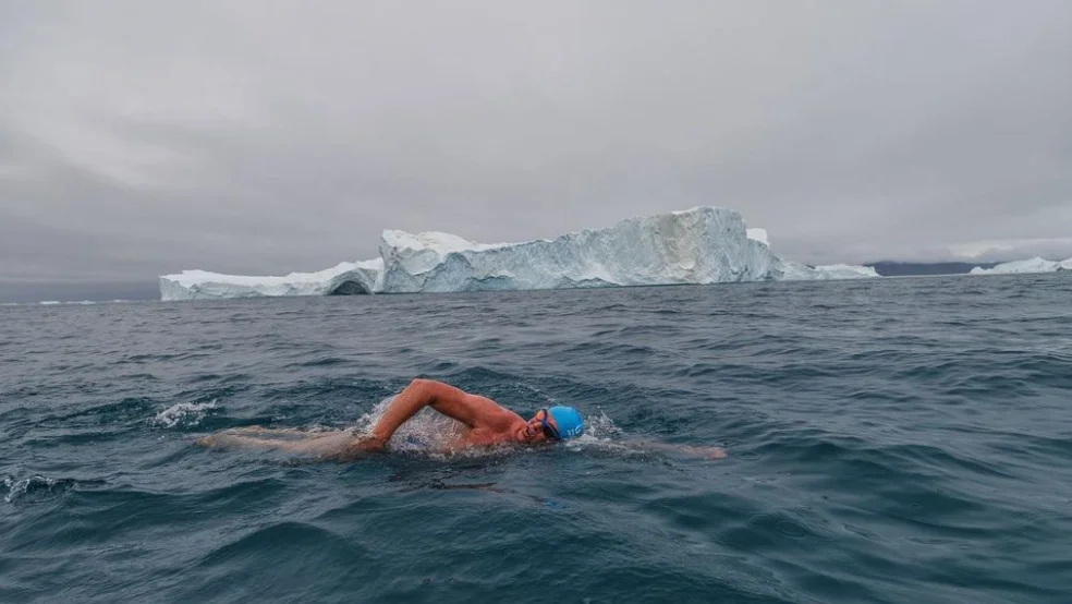 Lewis Pugh nada en "las aguas más frías de la Tierra" para concienciar contra el cambio climático Lewis Pugh nada en "las aguas más frías de la Tierra" para concienciar contra el cambio climático