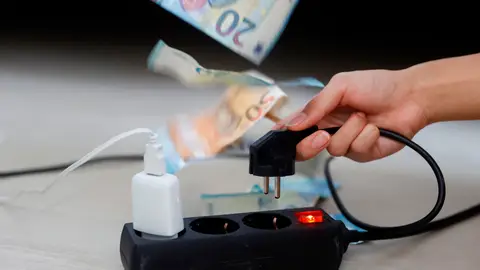 El precio de luz vuelve a batir un récord este lunes y alcanza los 124,45 euros/MWh El precio de luz vuelve a batir un récord este lunes y alcanza los 124,45 euros/MWh