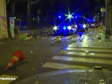 La tercera noche de las fiestas de Sants acaba con altercados y aglomeraciones