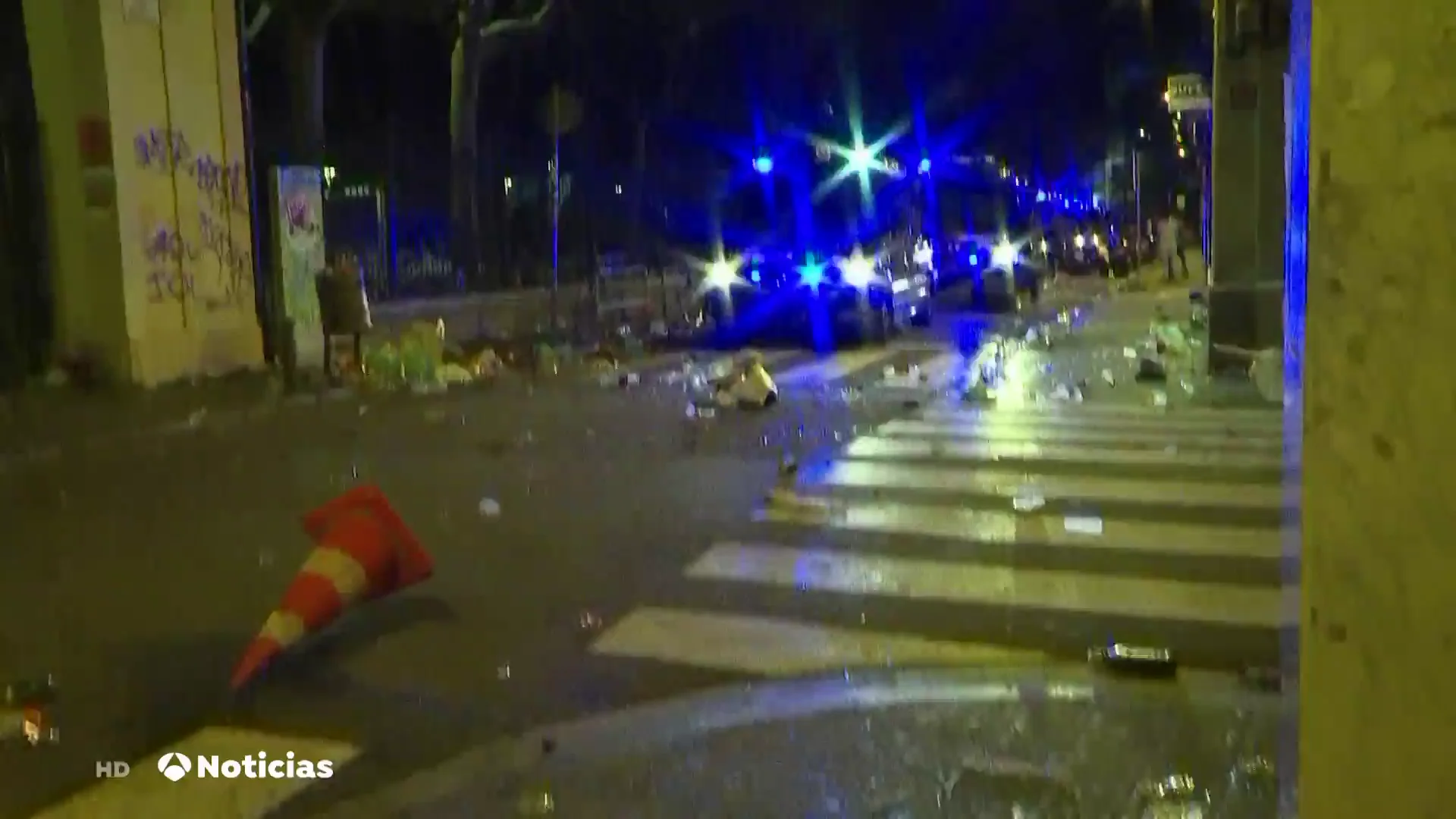 La tercera noche de las fiestas de Sants acaba con altercados y aglomeraciones La tercera noche de las fiestas de Sants acaba con altercados y aglomeraciones