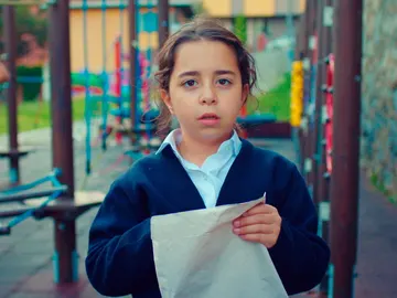 El dilema moral de Oyku: salvar a su padre... ¿saltándose sus principios? El dilema moral de Oyku: salvar a su padre... ¿saltándose sus principios?