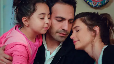 Demir se reencuentra con sus seres queridos, ¡tras haberle dado por muerto! Demir se reencuentra con sus seres queridos, ¡tras haberle dado por muerto!