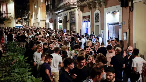 Sevilla, Gran Canaria, Punta Ballena y Sants, los botellones no cesan pese al coronavirus Sevilla, Gran Canaria, Punta Ballena y Sants, los botellones no cesan pese al coronavirus
