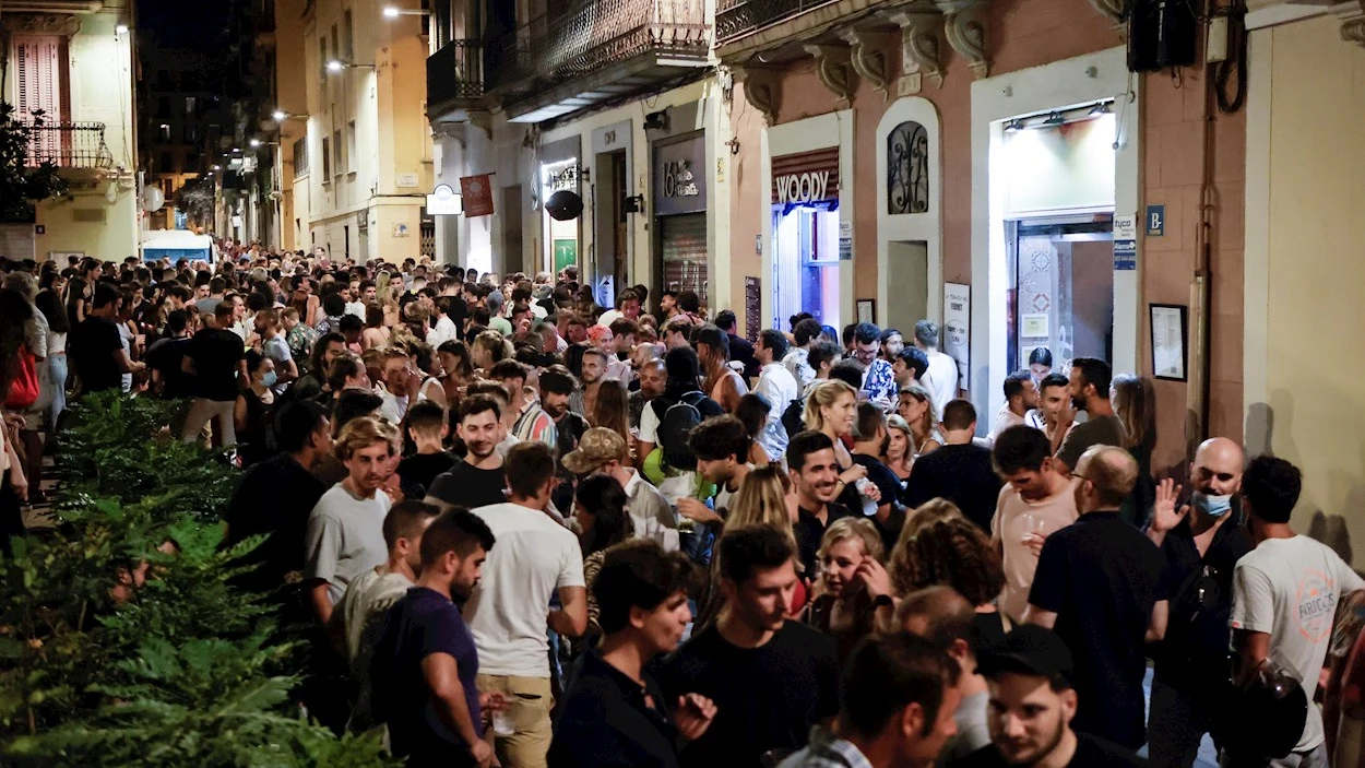 Sevilla, Gran Canaria, Punta Ballena y Sants, los botellones no cesan pese al coronavirus Sevilla, Gran Canaria, Punta Ballena y Sants, los botellones no cesan pese al coronavirus