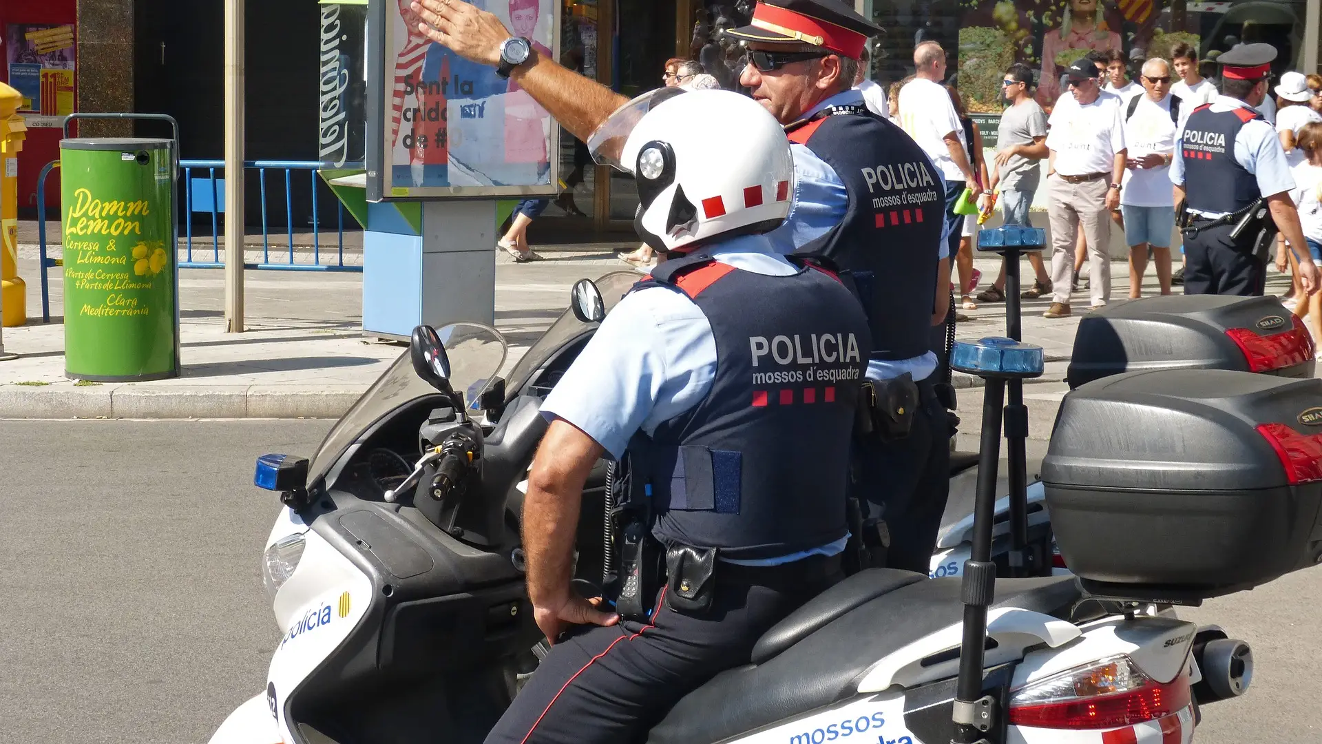 Los Mossos d'Esquadra detienen un coche por una infracción de tráfico y encuentran una mano humana Los Mossos d'Esquadra detienen un coche por una infracción de tráfico y encuentran una mano humana