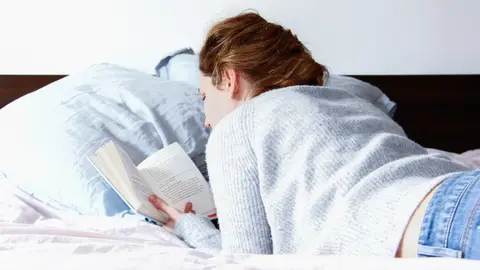 Mujer leyendo en la cama Mujer leyendo en la cama
