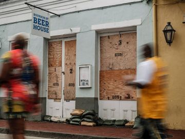Negocios cerrados con maderas ante la llegada del huracán Ida
