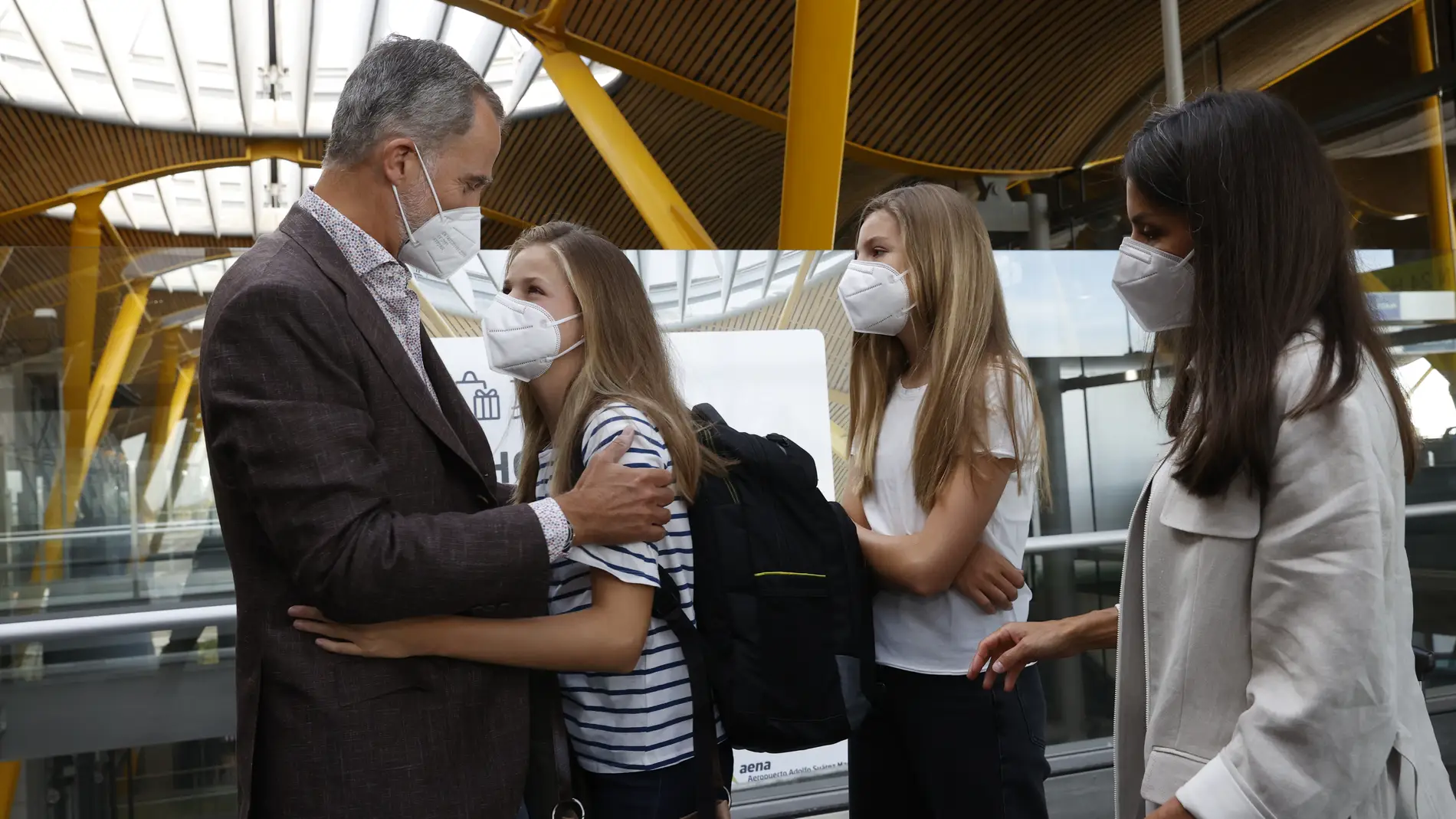 El gran abrazo de la princesa Leonor con su hermana antes me marchar a Gales