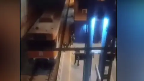La valiente intervención de un vigilante de Renfe en Vic para impedir que 3 jóvenes pintasen un tren La valiente intervención de un vigilante de Renfe en Vic para impedir que 3 jóvenes pintasen un tren