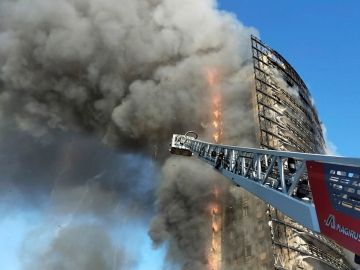 Imagen del incendio de un edificio en Milán