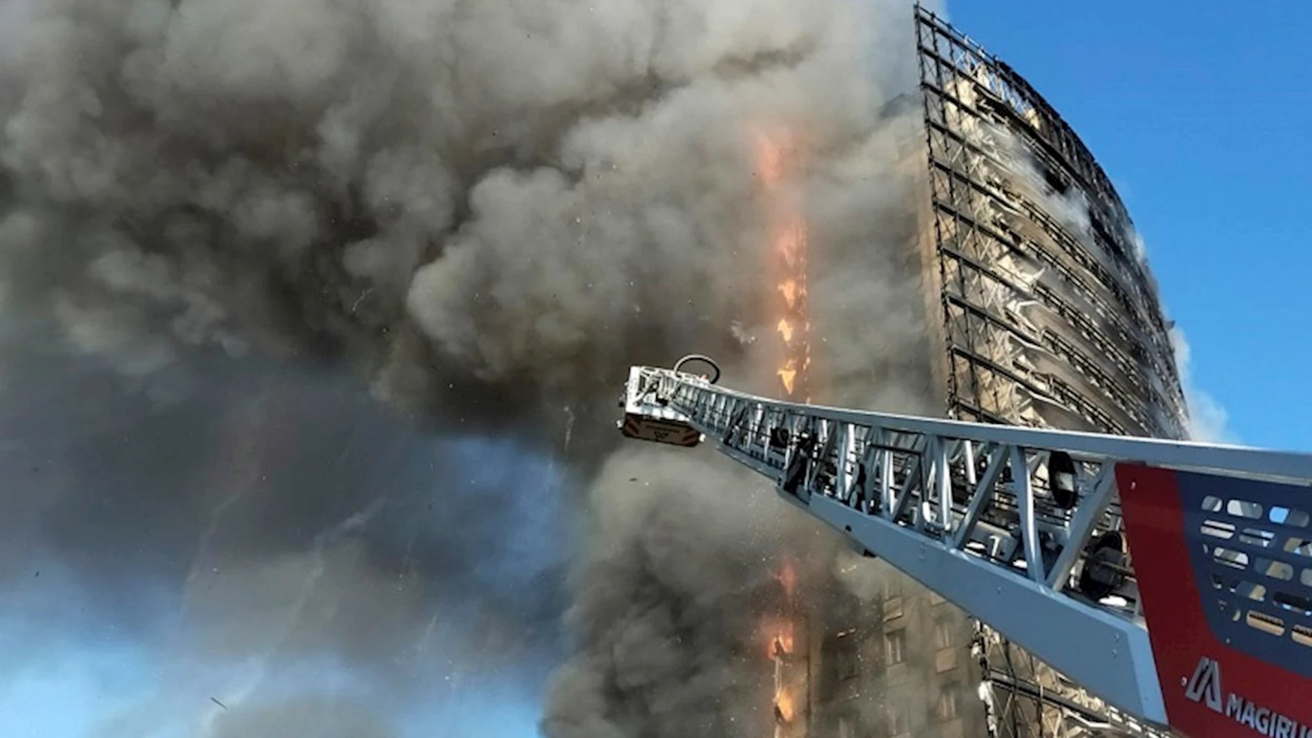 Imagen del incendio de un edificio en Milán