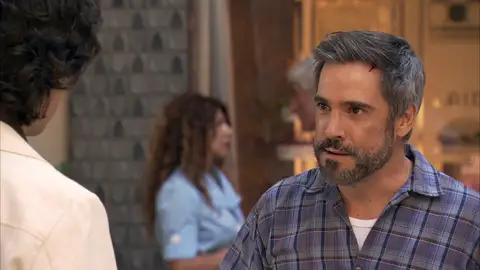 Gorka pierde los papeles con Sergio delante de los vecinos en la Plaza de los Frutos Gorka pierde los papeles con Sergio delante de los vecinos en la Plaza de los Frutos