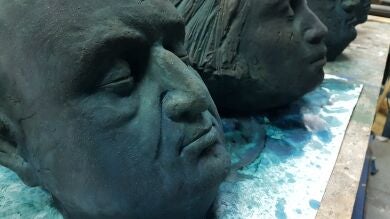Encuentran 3 misteriosas cabezas en una playa de Tenerife que resultan ser una obra artística