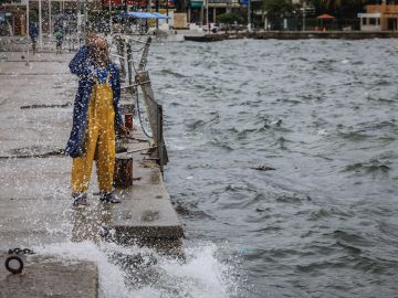 Un hombre observa el mar picado en un malecón tras el paso de la tormenta Nora en el balneario de Acapulco, en el estado de Guerrero (México).
