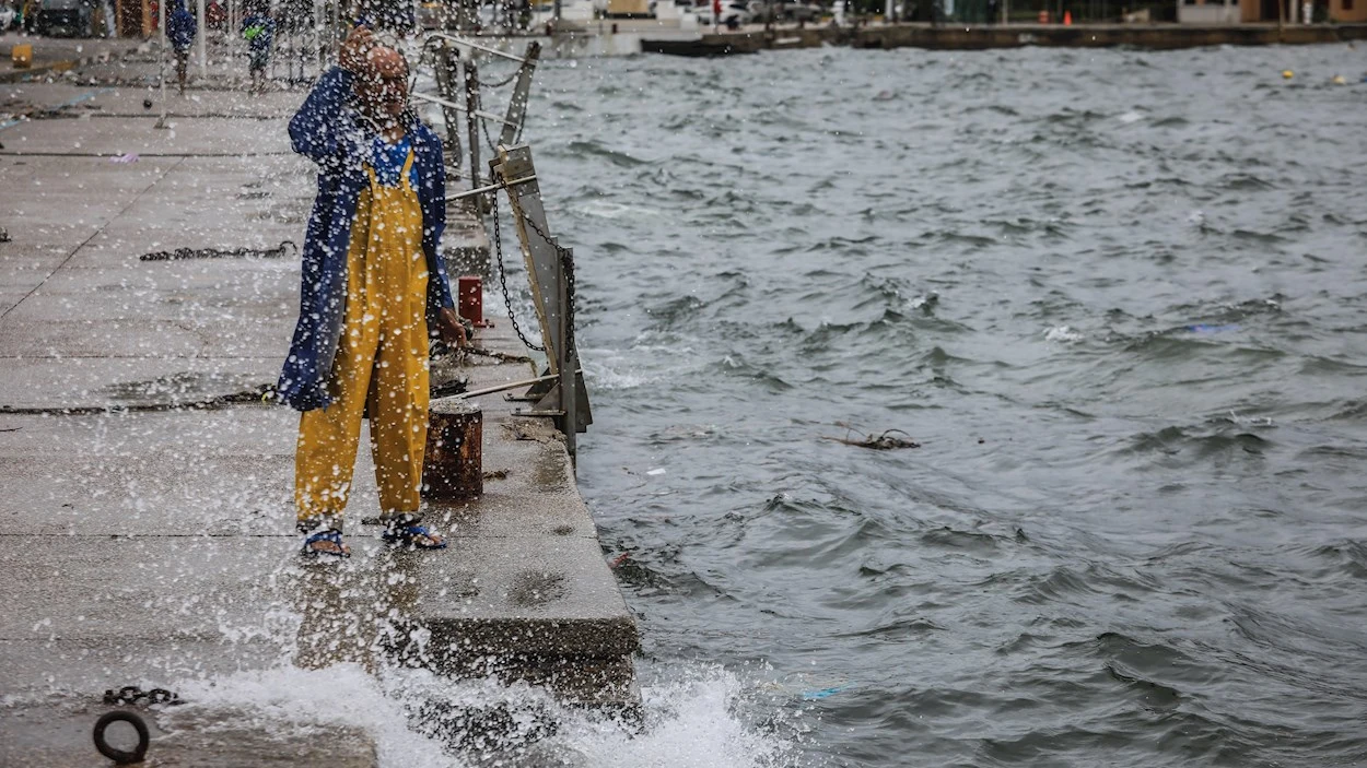 Un hombre observa el mar picado en un malecón tras el paso de la tormenta Nora en el balneario de Acapulco, en el estado de Guerrero (México). Un hombre observa el mar picado en un malecón tras el paso de la tormenta Nora en el balneario de Acapulco, en el estado de Guerrero (México).