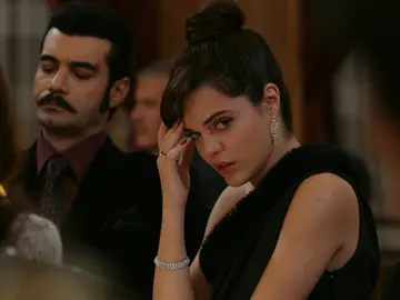 Züleyha, Demir, Yilmaz y Müjgan: Una cena de gala y caras largas Züleyha, Demir, Yilmaz y Müjgan: Una cena de gala y caras largas