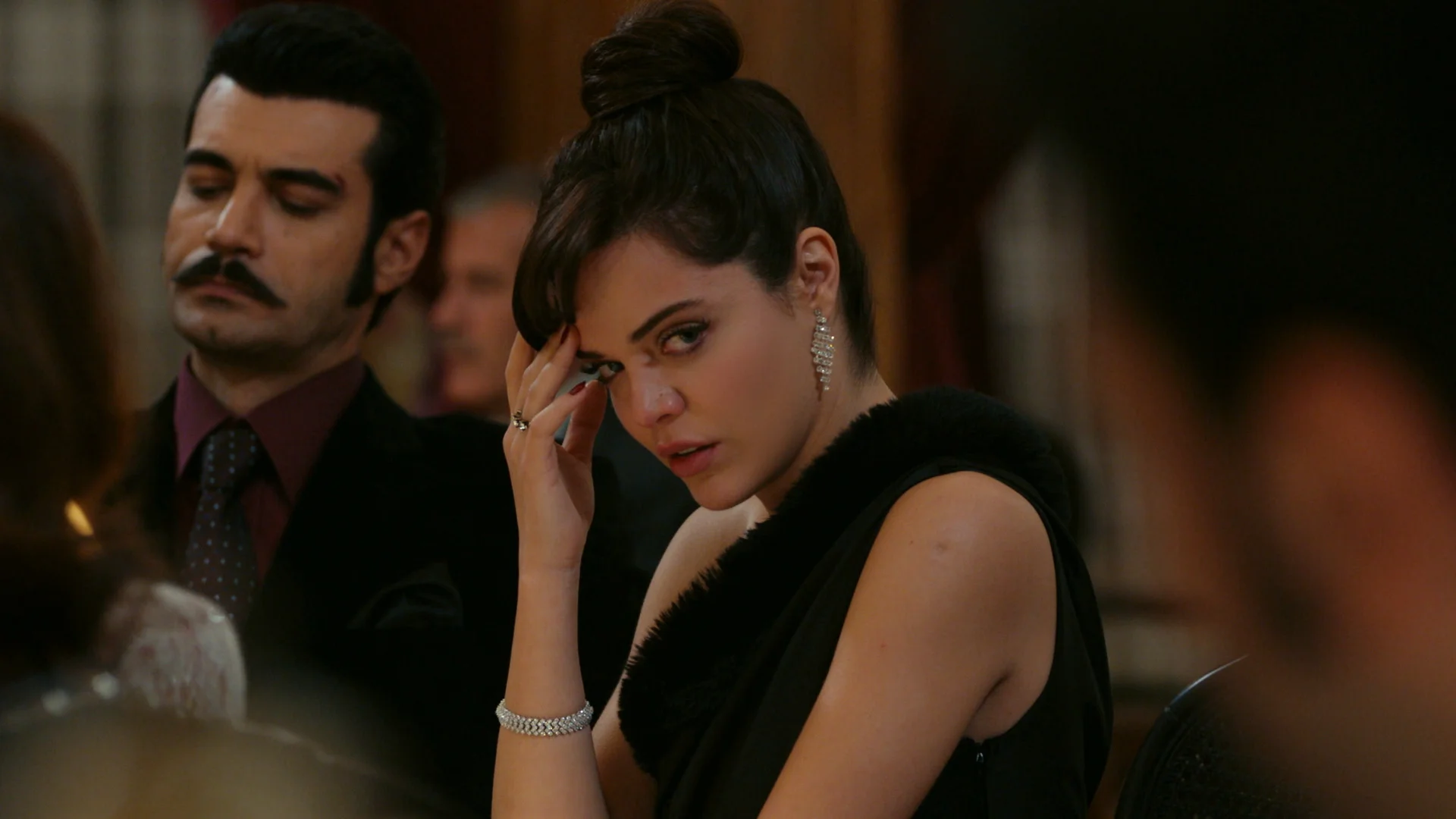 Züleyha, Demir, Yilmaz y Müjgan: Una cena de gala y caras largas Züleyha, Demir, Yilmaz y Müjgan: Una cena de gala y caras largas