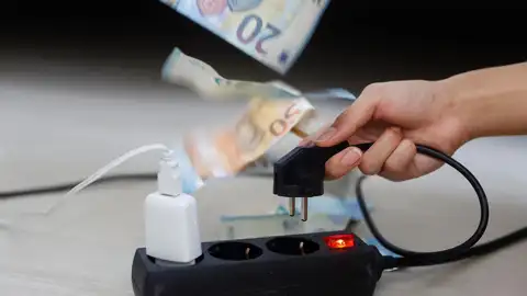 El precio de la luz bate este viernes un nuevo récord histórico y alcanza los 152,32 euros MWh El precio de la luz bate este viernes un nuevo récord histórico y alcanza los 152,32 euros MWh