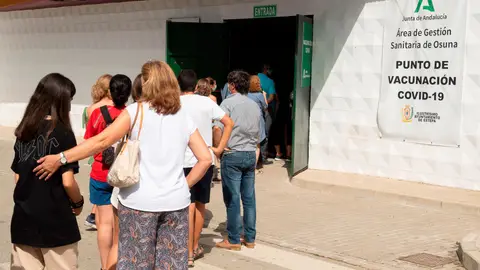 Andalucía busca vacunar a los 300.000 contagiados por coronavirus a lo largo del último mes Andalucía busca vacunar a los 300.000 contagiados por coronavirus a lo largo del último mes