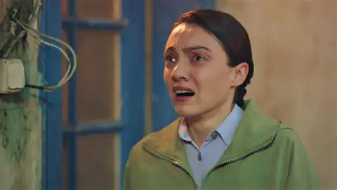 El pánico se apodera de Gülben al descubrir la verdad sobre Han: “¡Te has casado!” Mejores momentos | Capítulo 14