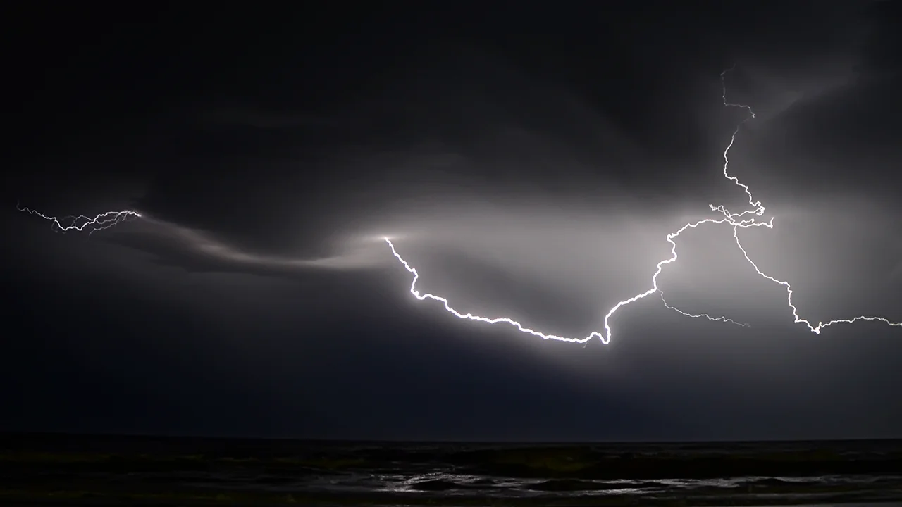 Un impactante rayo cae en la isla de Ibiza