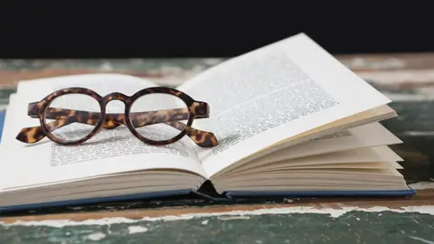 Gafas sobre libro abierto Gafas sobre libro abierto