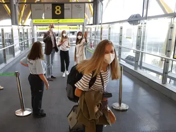 La princesa Leonor se despide en Barajas de los reyes y su hermana antes de partir rumbo a Gales La princesa Leonor se despide en Barajas de los reyes y su hermana antes de partir rumbo a Gales