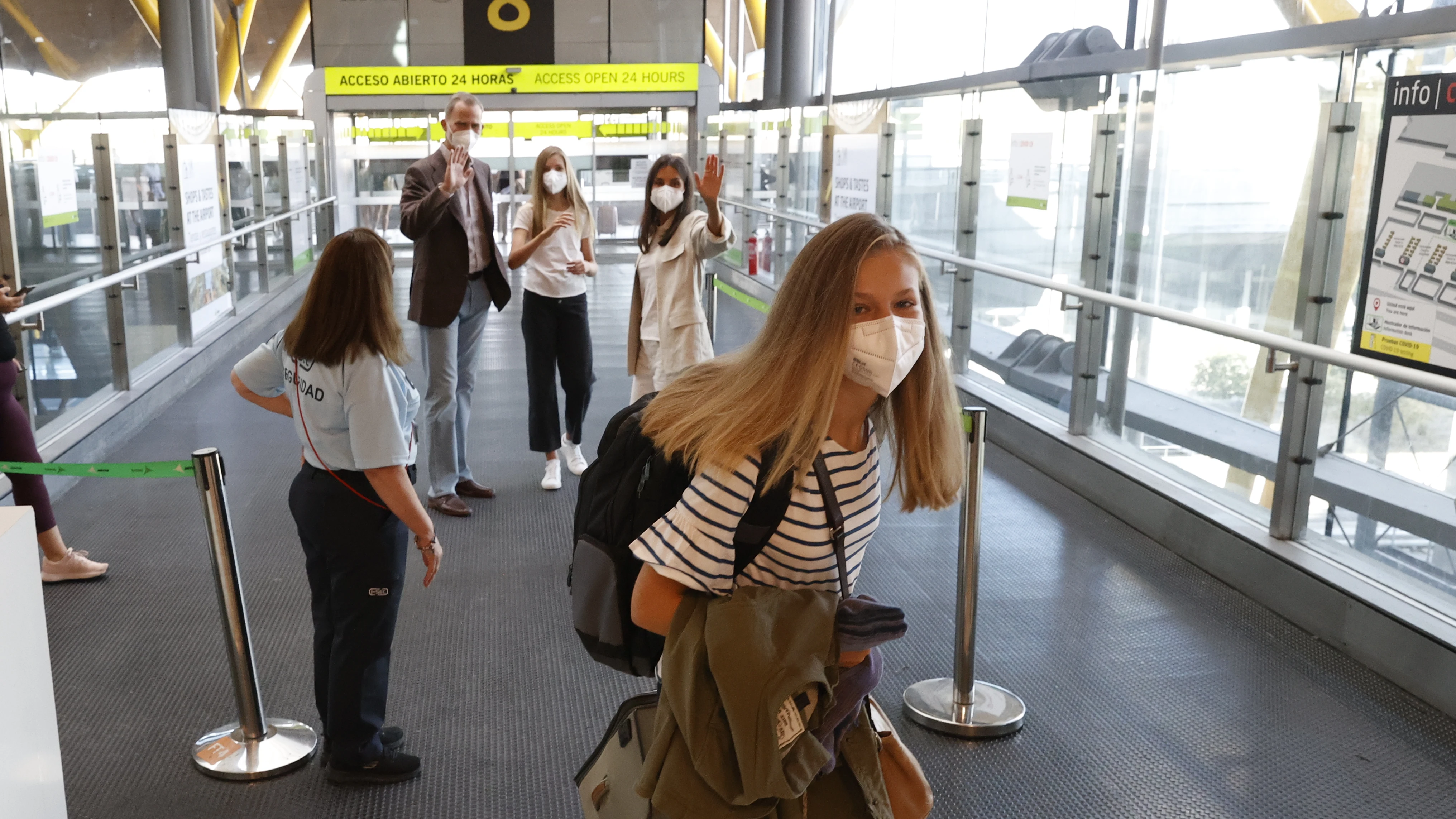 La princesa Leonor se despide en Barajas de los reyes y su hermana antes de partir rumbo a Gales