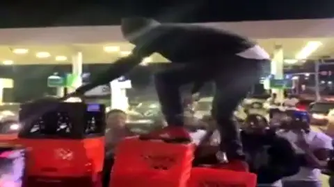 TikTok prohíbe el desafío de la caja de leche viral por seguridad TikTok prohíbe el desafío de la caja de leche viral por seguridad