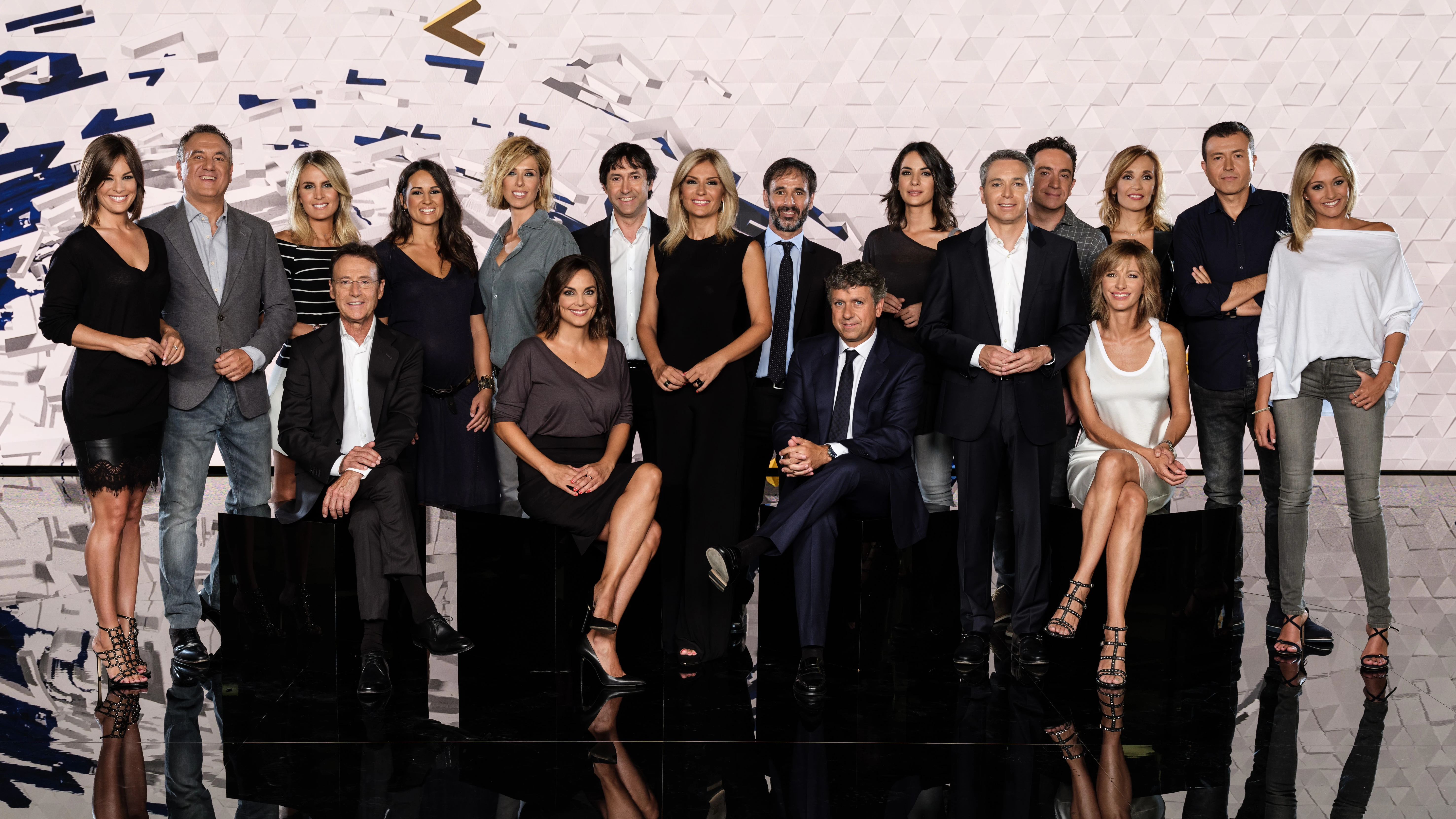 'Antena 3 Noticias', con los informativos líderes y más vistos de la televisión, inicia una nueva temporada reafirmando su compromiso con la información y su posición de referencia 'Antena 3 Noticias', con los informativos líderes y más vistos de la televisión, inicia una nueva temporada reafirmando su compromiso con la información y su posición de referencia