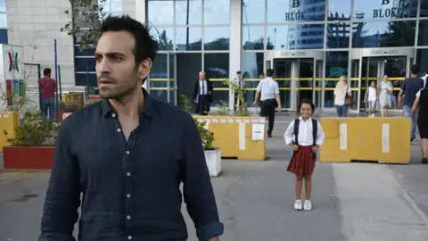 Öykü y Demir se encuentran por primera vez en los juzgados Öykü y Demir se encuentran por primera vez en los juzgados