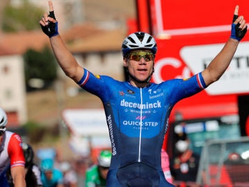Jakobsen vence en Santa Cruz de Bezana y Eiking aguanta el liderato de la Vuelta a España un día más