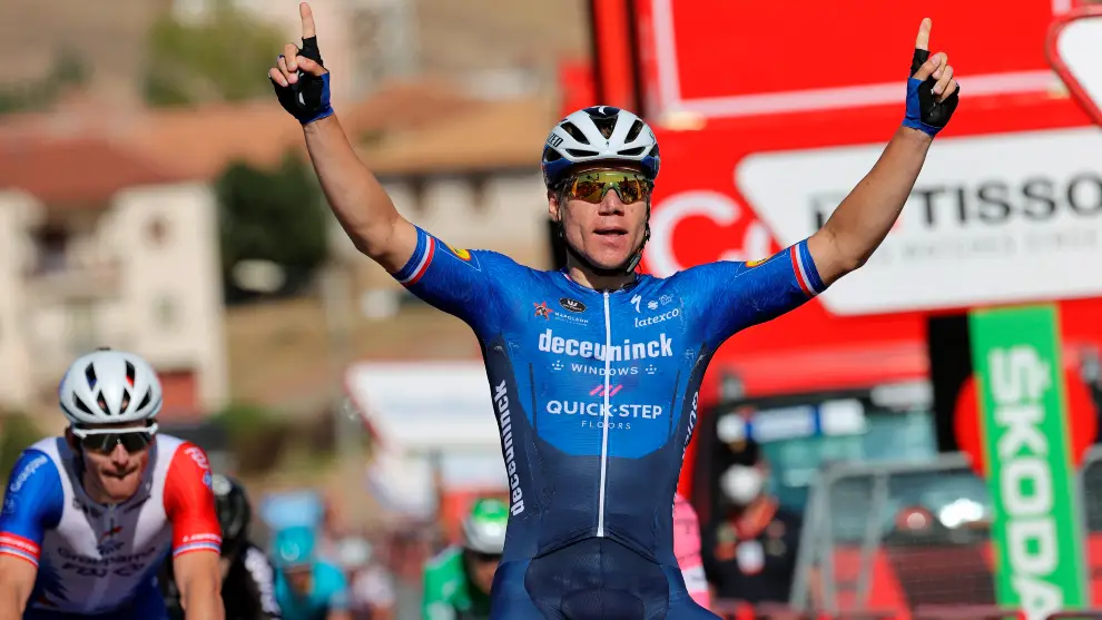Jakobsen vence en Santa Cruz de Bezana y Eiking aguanta el liderato de la Vuelta a España un día más Jakobsen vence en Santa Cruz de Bezana y Eiking aguanta el liderato de la Vuelta a España un día más