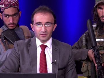 La impactante imagen de un presentador rodeado de talibanes armados que piden a la población no tener miedo