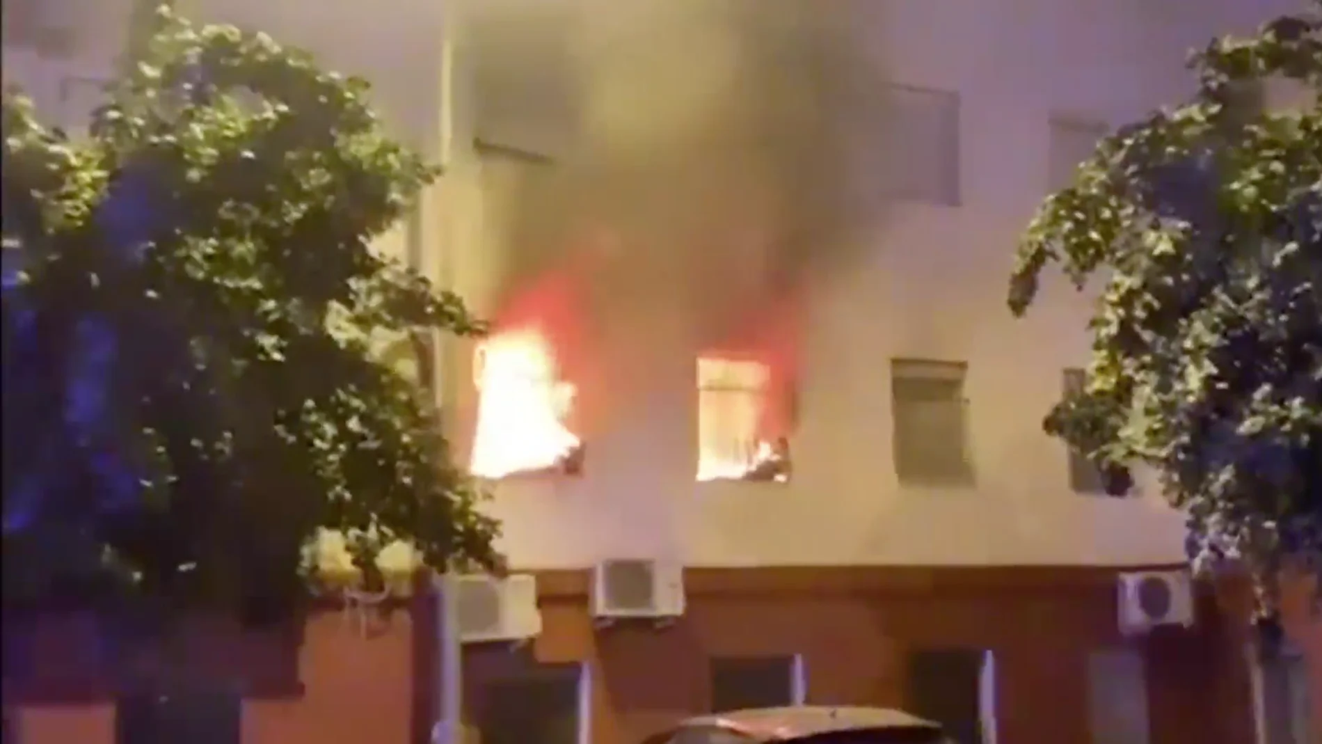 Aparatoso incendio en una vivienda de Triana