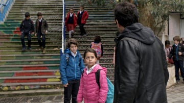 Öykü y Demir frente a las míticas escaleras del colegio