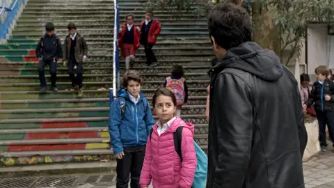 Öykü y Demir frente a las míticas escaleras del colegio Öykü y Demir frente a las míticas escaleras del colegio