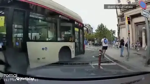 Un joven que iba en patinete eléctrico se salva de ser atropellado por un autobús en Barcelona Un joven que iba en patinete eléctrico se salva de ser atropellado por un autobús en Barcelona