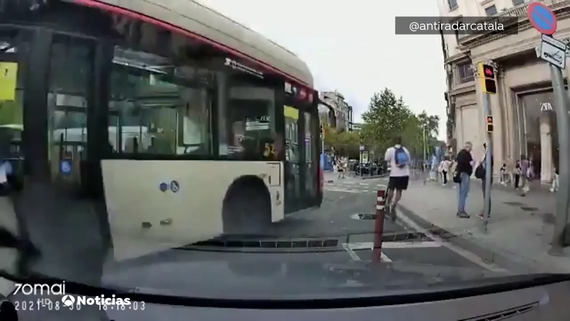 Un joven que iba en patinete eléctrico se salva de ser atropellado por un autobús en Barcelona