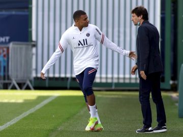 Mbppé junto al director deportivo del PSG Leonardo