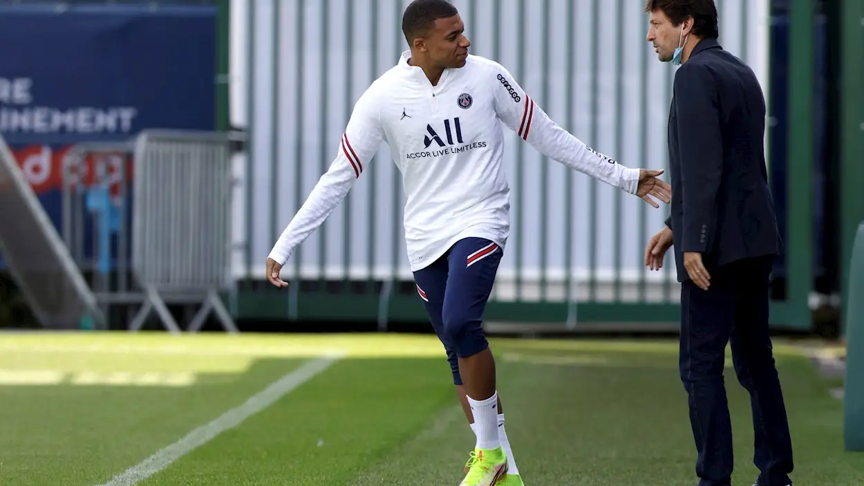 Mbpp&eacute; junto al director deportivo del PSG Leonardo