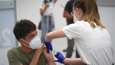 Un menor recibe la vacuna contra el coronavirus Un menor recibe la vacuna contra el coronavirus