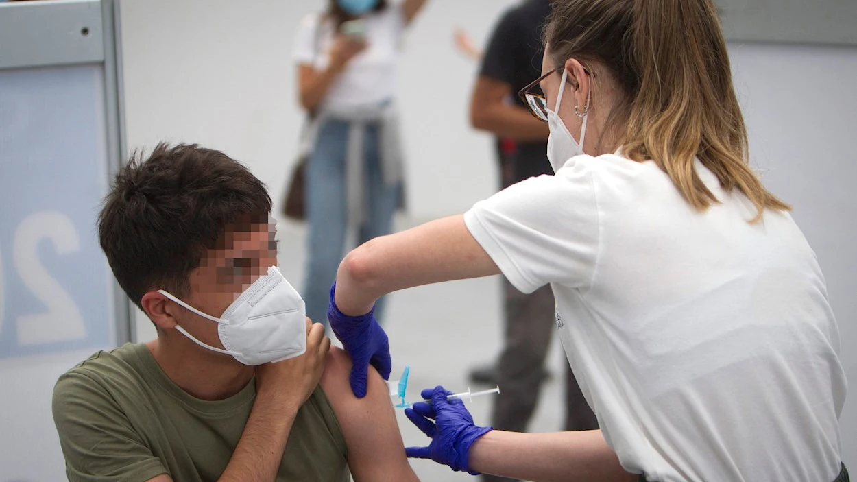 Un menor recibe la vacuna contra el coronavirus Un menor recibe la vacuna contra el coronavirus